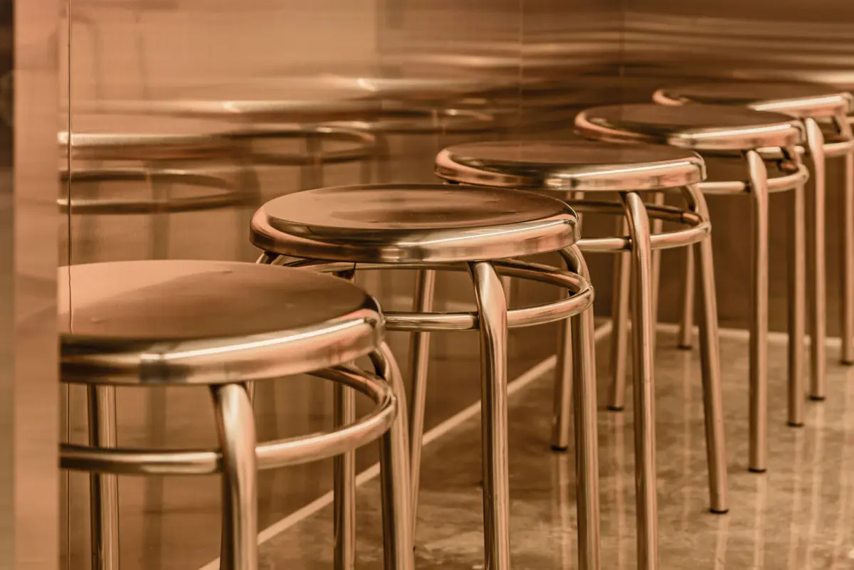 로즈골드 메탈릭 감성의 모던 카페 인테리어